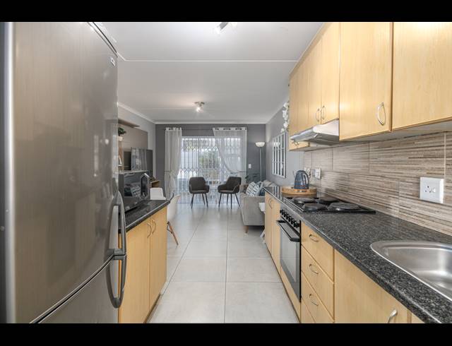 3 BEDROOM FREEHOLD TO LET IN TABLE VIEW